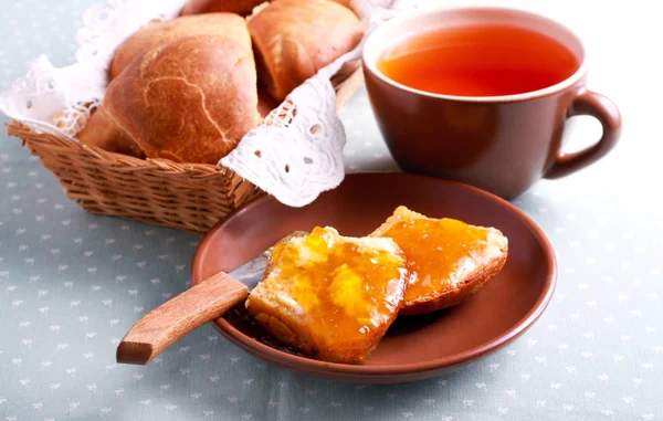 Çörekler tereyağı ve marmelat — Stok fotoğraf