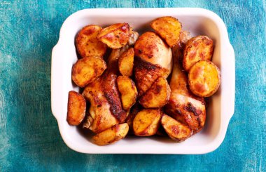 kızarmış tavuk drumsticks ve patates 