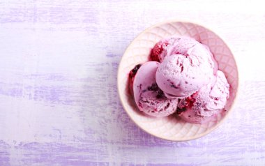 Bir kase meyve ve meyve dondurma kaşık toz