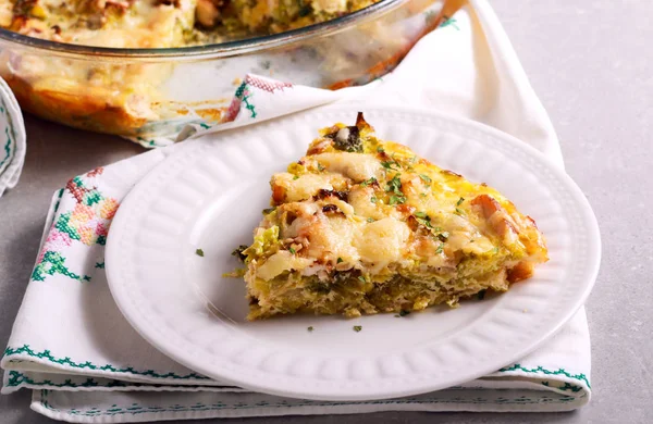 Gratin mit Kohl und Hühnchen — Stockfoto