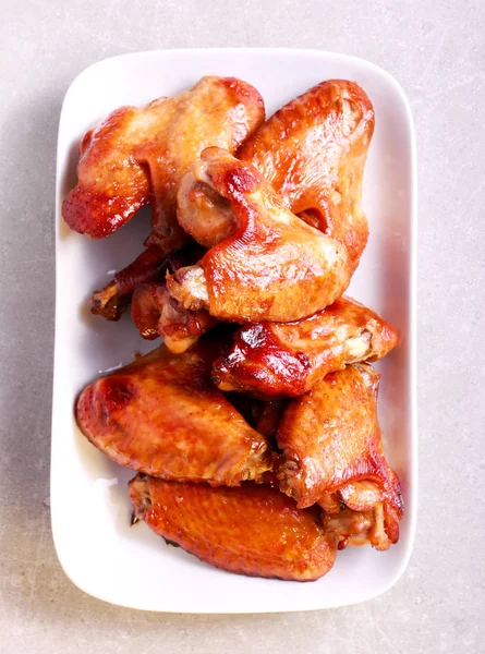Latający Skrzydełka kurczaka na talerz — Zdjęcie stockowe