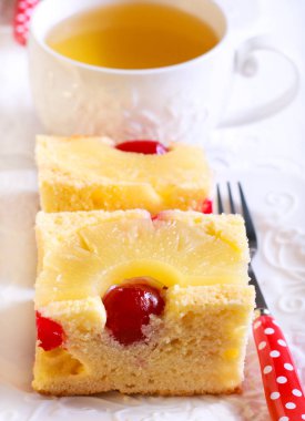 Ananas ve kiraz kek, dilimlenmiş 