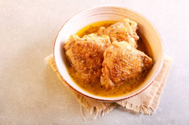 Baharatlı tavuk uyluk güveci 