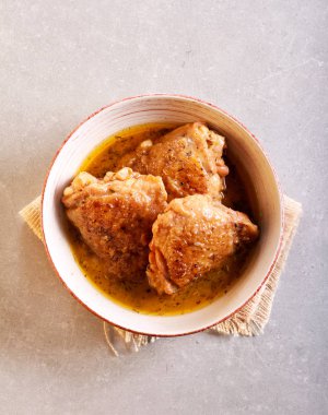 Baharatlı tavuk uyluk güveç bir kase