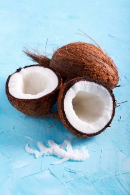 Yarıya ham taze hindistan cevizi 