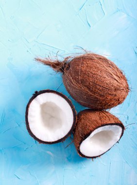 Yarıya ham taze hindistan cevizi 