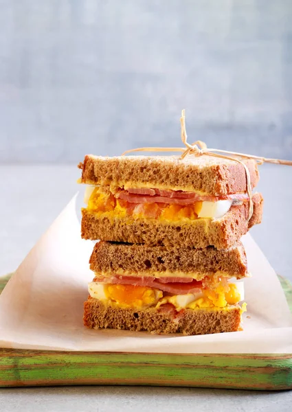 Brown bread egg, ham and onion — Stock Photo, Image