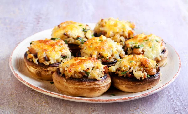 Champiñones rellenos de arroz, hierbas —  Fotos de Stock