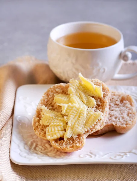 Fullkornsvete bullar med smör — Stockfoto