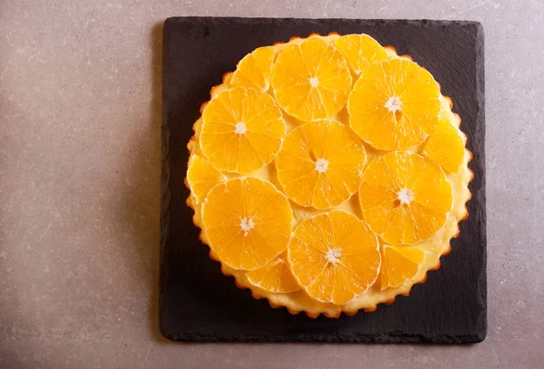 Апельсиновый и йогуртовый пирог, нарезанный , — стоковое фото