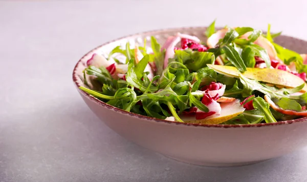 Raket, spek en pear salade — Stockfoto