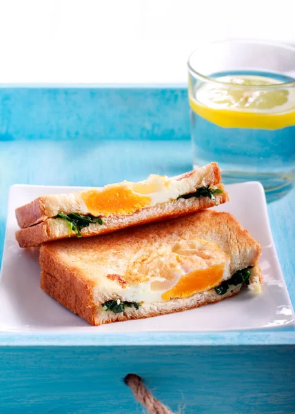 Ispanak ve yumurta ızgara sandviç — Stok fotoğraf