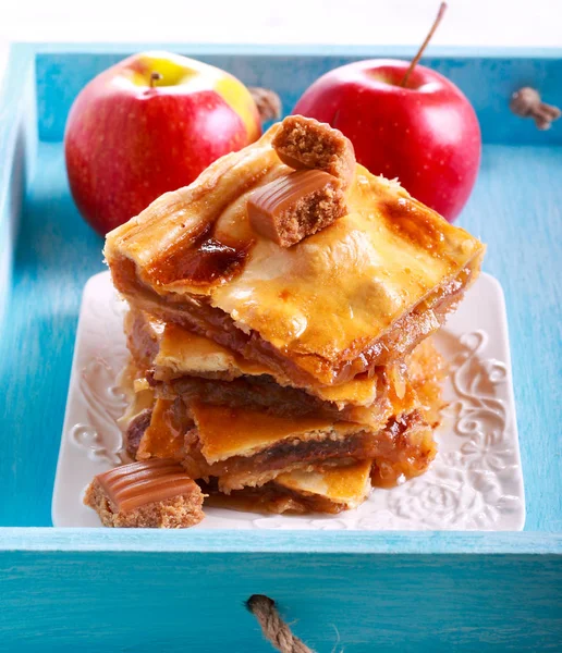 Sticky apple and caramel slices — Stock Photo, Image