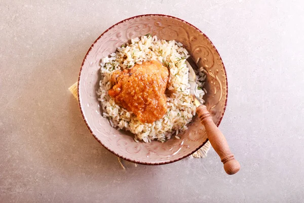 Arroz Herby com coxa de frango picante em uma tigela — Fotografia de Stock