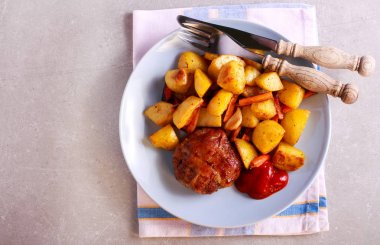 Kızarmış biftek pastırma içinde sarılmış 