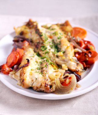 Pişmiş sebze ile kefal 