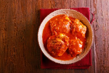 Baharatlı domates soslu tavuk uyluk