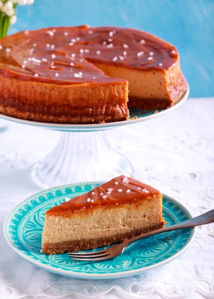 Salted caramel cheesecake, sliced — Stock Photo, Image