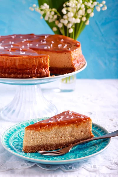 Gezouten karamel cheesecake, gesneden — Stockfoto