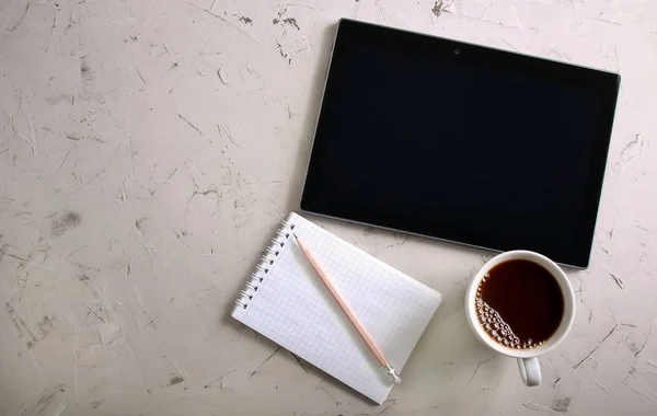 Mesa de escritorio con tablet, bloc de notas — Foto de Stock