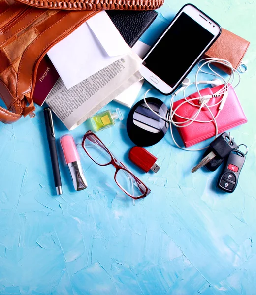 Bolso femenino con variedad de cosas personales —  Fotos de Stock