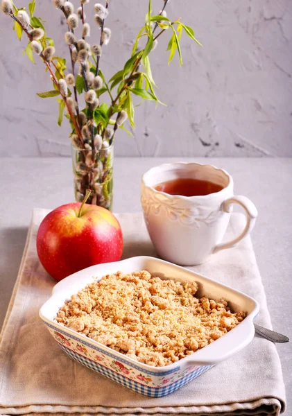 Apple crumble cake in a tin — Stock Photo, Image