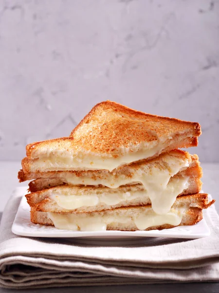 烤的奶酪三明治板上 — 图库照片