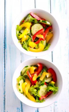 Salatalık ve biber salatası kaseler