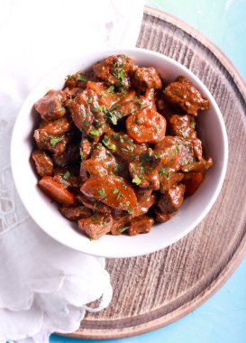 Sığır eti güveç ile havuç - gulaş 