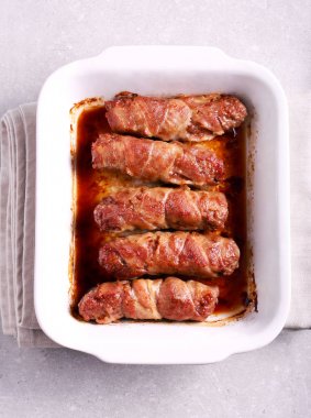 Kavrulmuş Dana sosis pastırma şeritler sarılır