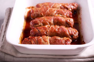 Kavrulmuş Dana sosis pastırma şeritler sarılır 