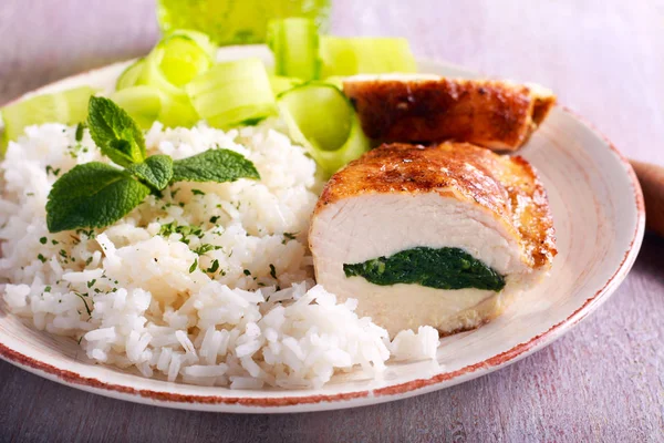 Filete de pollo relleno de espinacas y arroz —  Fotos de Stock