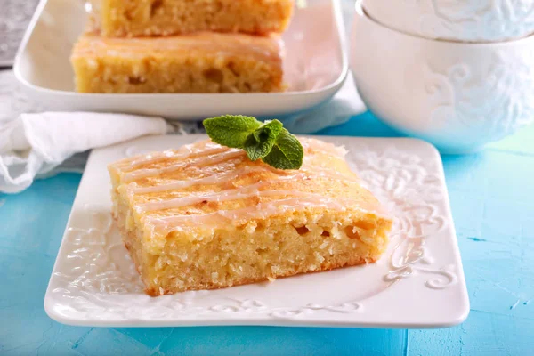 Kokoskuchen mit Zuckerguss, in Scheiben geschnitten — Stockfoto