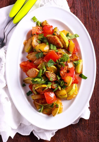 Sıcak kabak ve domates salatası — Stok fotoğraf