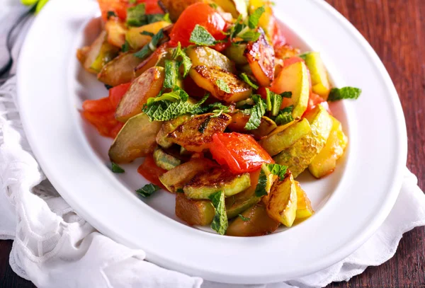 Calabacín caliente y ensalada de tomate con menta — Foto de Stock