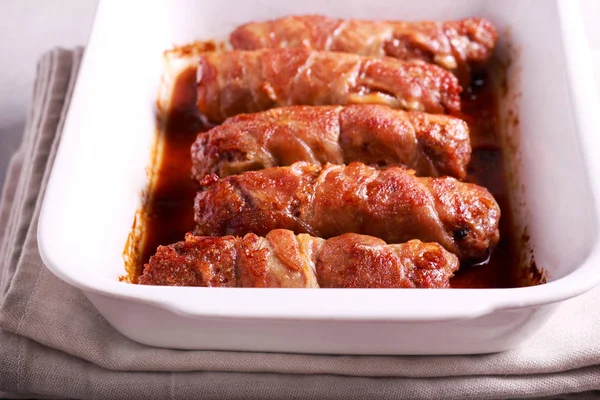 Kavrulmuş Dana sosis pastırma şeritler sarılır 