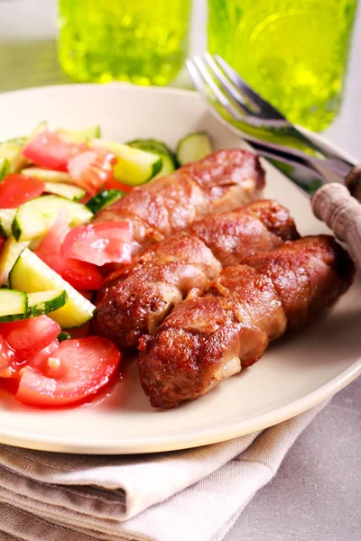 Embutidos de carne asada y ensalada —  Fotos de Stock