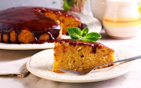 Zucchini and carrot cake with chocolate glaze, — Stock Photo, Image