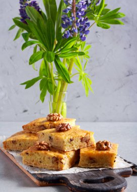 Cevizli ve ballı kek, dilimlenmiş 