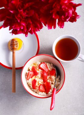 süzme peynir, bal ve çilek ile