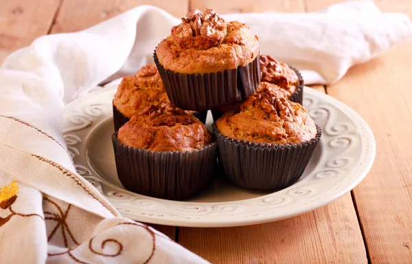 Hafer, Kleie, Bananen und Nuss-Muffins — Stockfoto