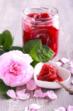 Gül yaprakları ev yapımı reçel 