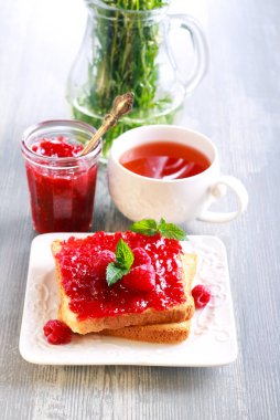 Tost ile ev yapımı Ahududu reçeli, 