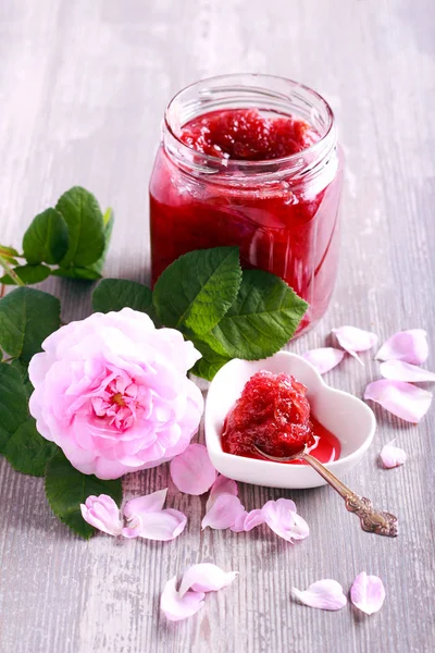 Domácí džem okvětními lístky růží — Stock fotografie