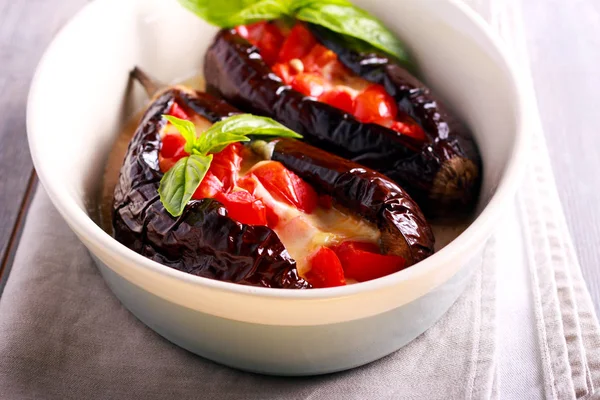 Баклажаны с помидорами и сыром моцарелла — стоковое фото