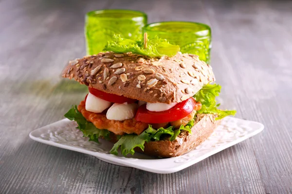 Sandwich de salmón, mozzarella y tomate —  Fotos de Stock