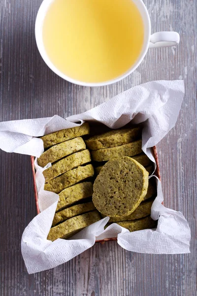 Biscoitos de chá verde e xícara de chá — Fotografia de Stock