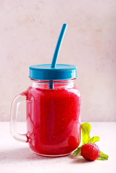 Strawberry smoothie in a jar — Stock Photo, Image