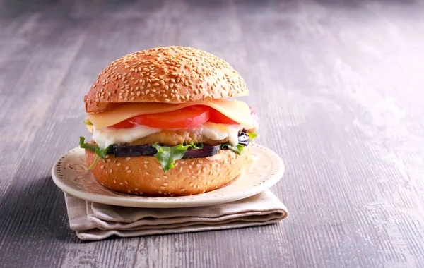 Ev yapımı hamburger tavuk, patlıcan, domates ile 