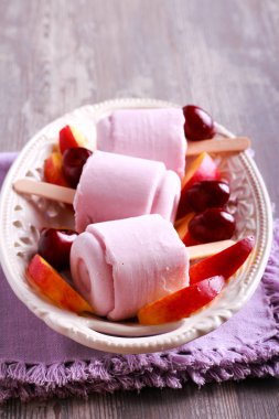 Dondurulmuş yoğurt buz berry ve meyve